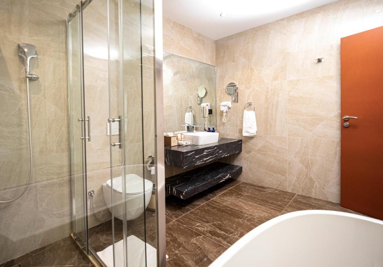 Hotel Diamond Prishtina Laplje Selo Exterior foto A bathroom in a hotel