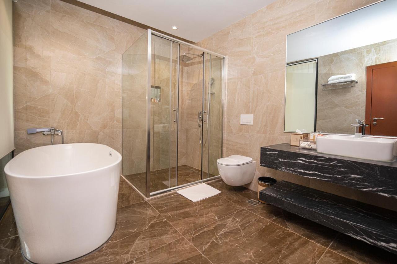 Hotel Diamond Prishtina Laplje Selo Exterior foto A modern bathroom