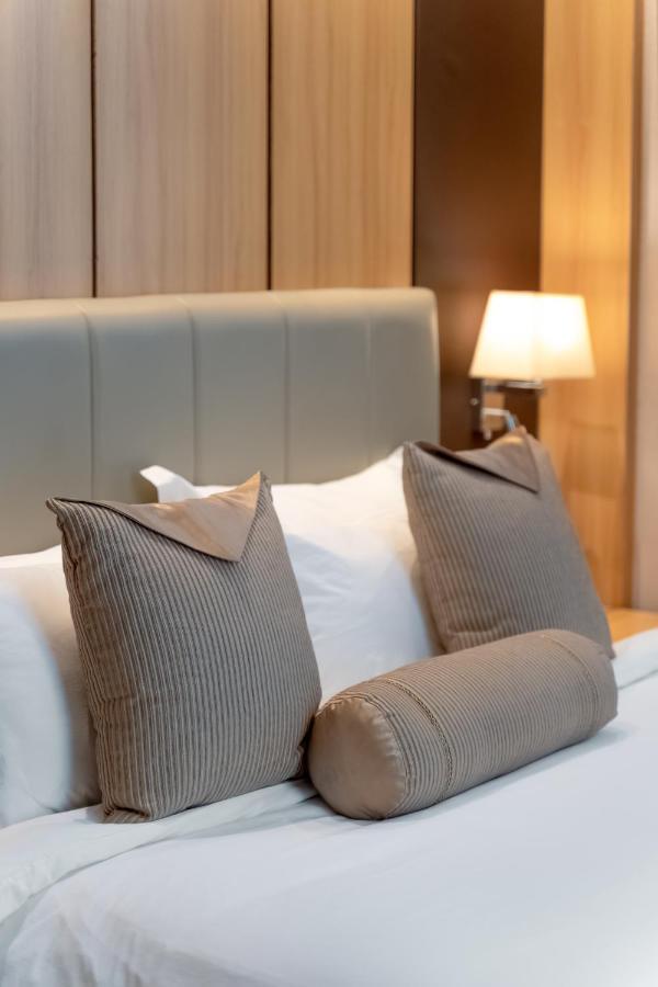 Hotel Diamond Prishtina Laplje Selo Exterior foto Pillows on a bed