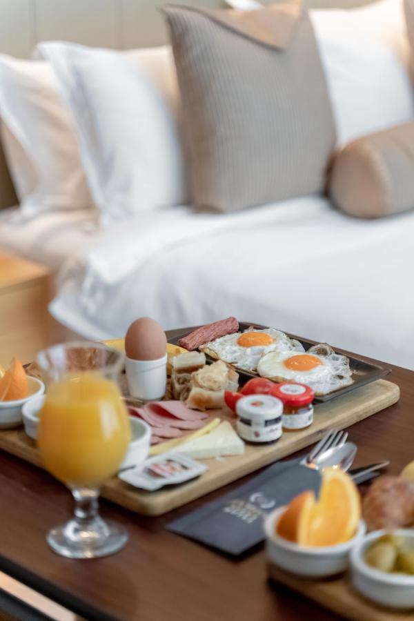 Hotel Diamond Prishtina Laplje Selo Exterior foto A typical breakfast